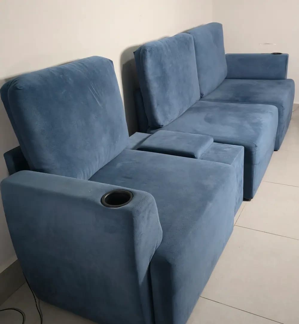 Sofá Modular Damie azul em tecido Suede montado na sala