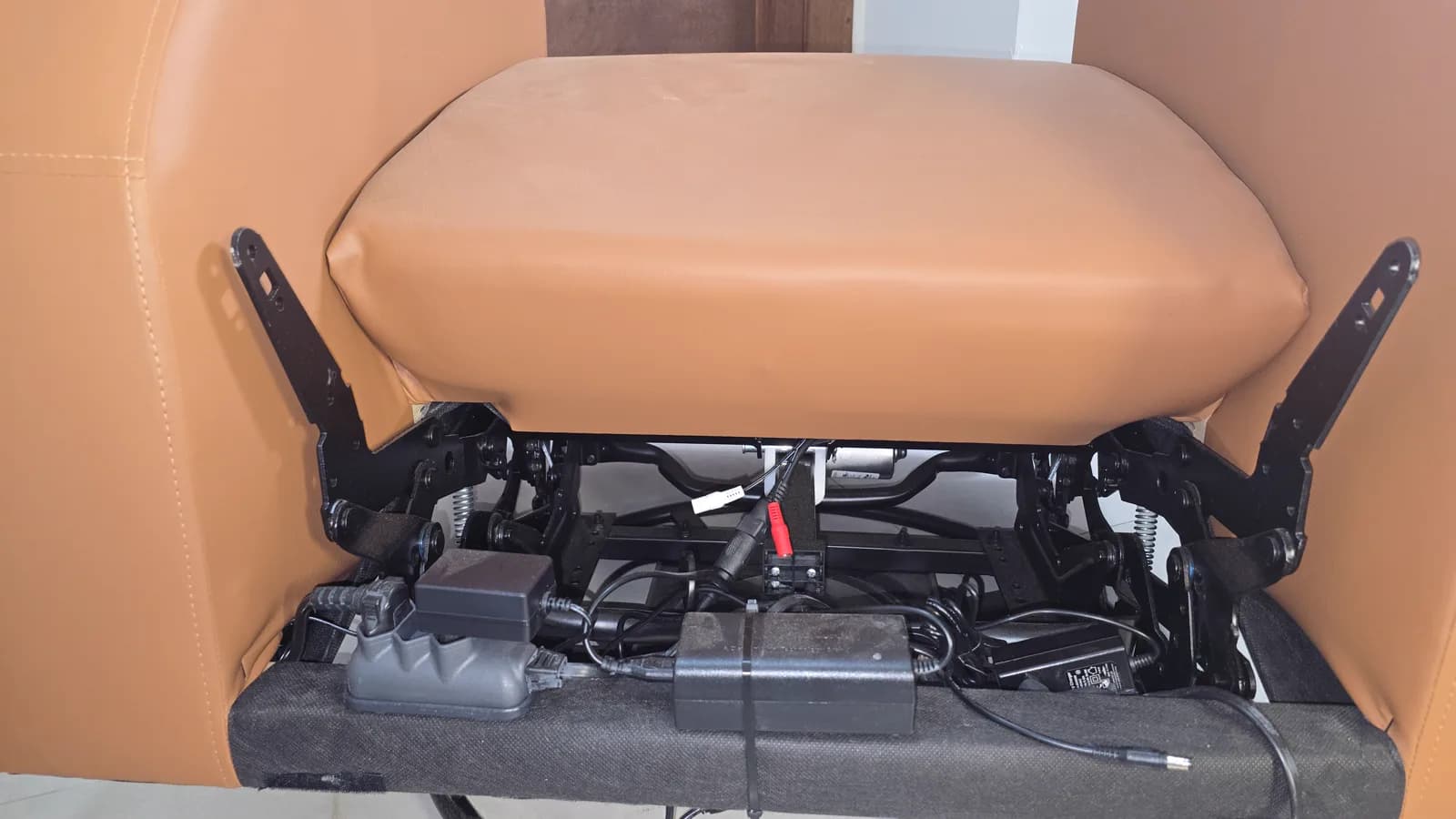 O mecanismo reforçado por baixo — o que sustenta os 160 kg.