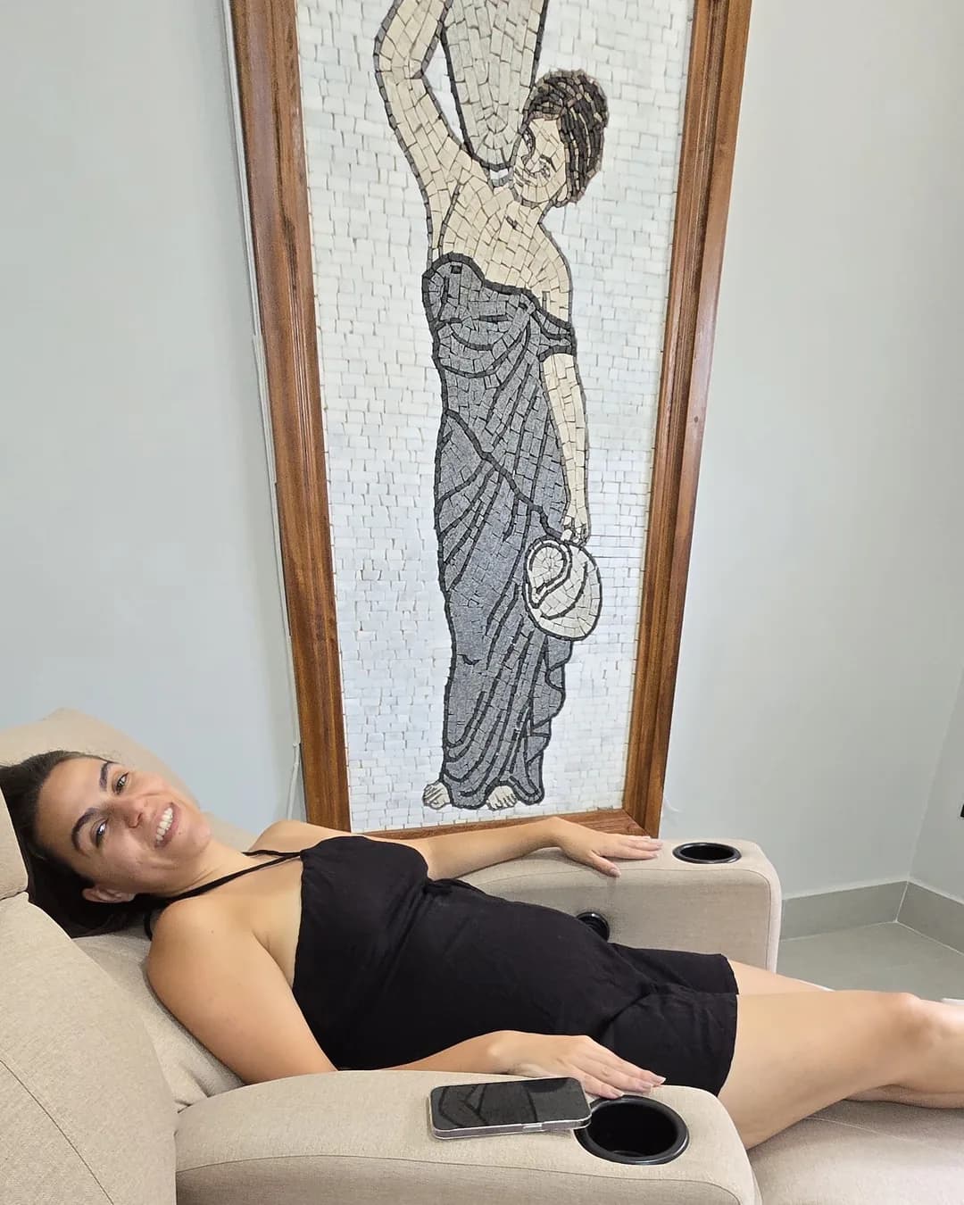 Cecília relaxando reclinada em poltrona elétrica Damie, sorrindo