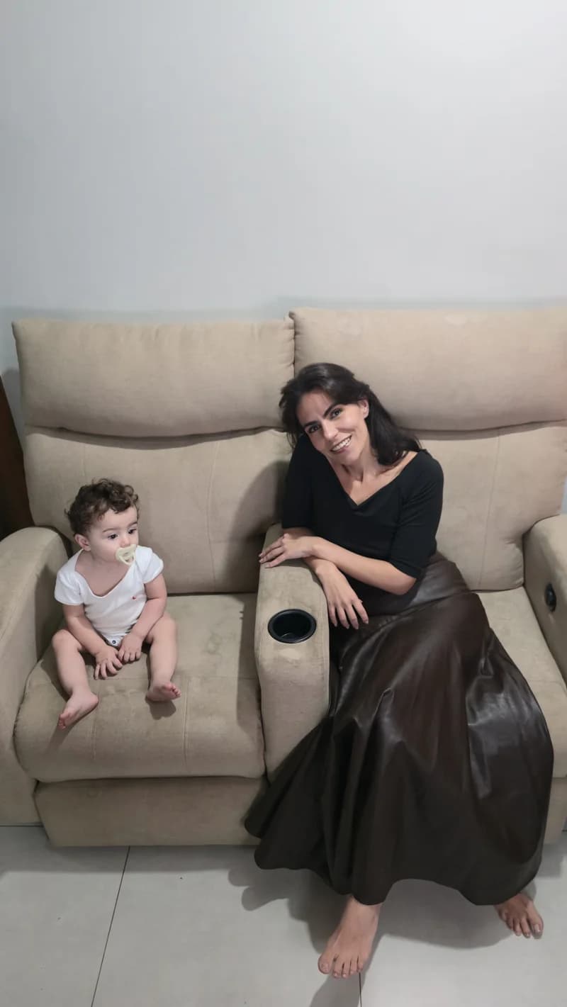 Cecília e seu bebê Ian sentados na Poltrona Reclinável Damie em tecido linho bege