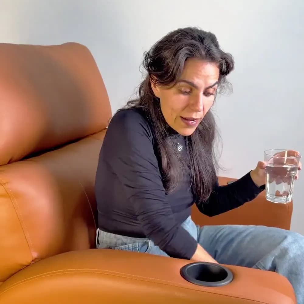 Teste de impermeabilidade com água derramada sobre o Corino Importado caramelo da Poltrona Damie 2.0