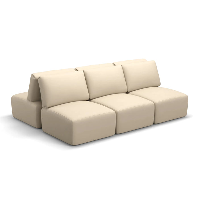 Sofá modular cinza da Damie montado em uma sala ampla.