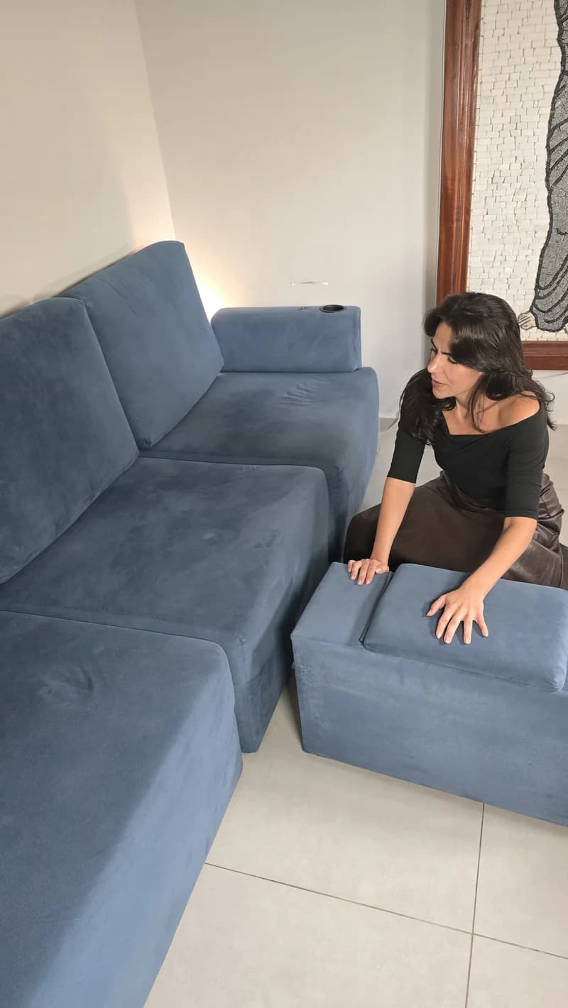 Cecília conferindo e organizando os módulos do Sofá Modular Damie azul em sua sala