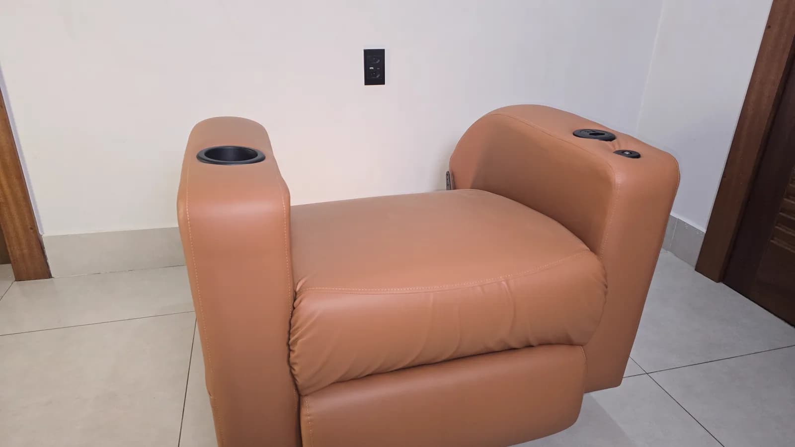 Base da Poltrona Reclinável Damie 2.0 durante a montagem, com os braços já com porta-copos e USB.