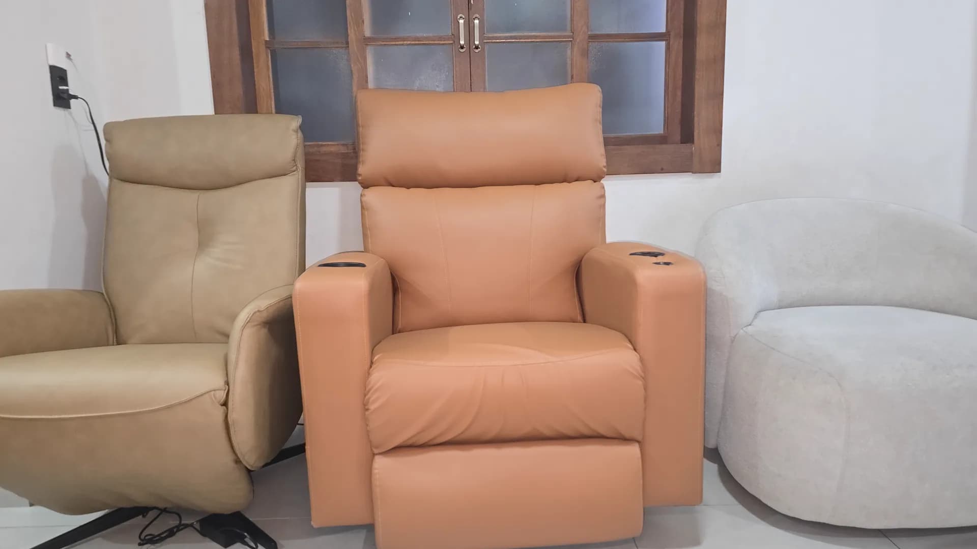 Poltrona Levita, Reclinável 2.0 e Moon lado a lado na sala da Cecília.